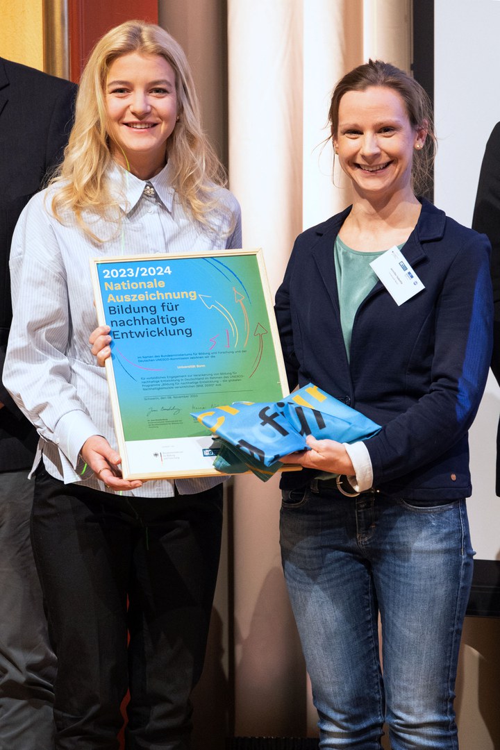 Pia von Falkenhausen, Referentin im Prorektorat Nachhaltigkeit der Universität Bonn, und Jennifer Sobotta, Leiterin der Stabsstelle Nachhaltigkeit, nahmen den Preis entgegen.